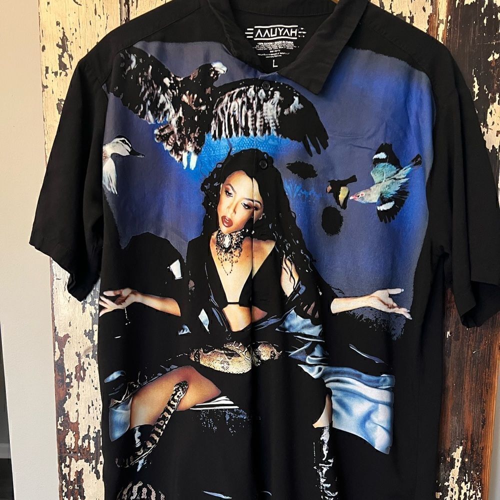 AALIYAH picture men’s button down shirt. Size L.